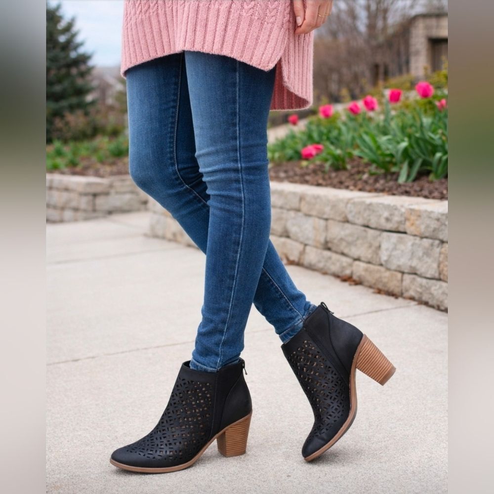Union Bay Black Lazer Cut Ankle Booties Size 6.5